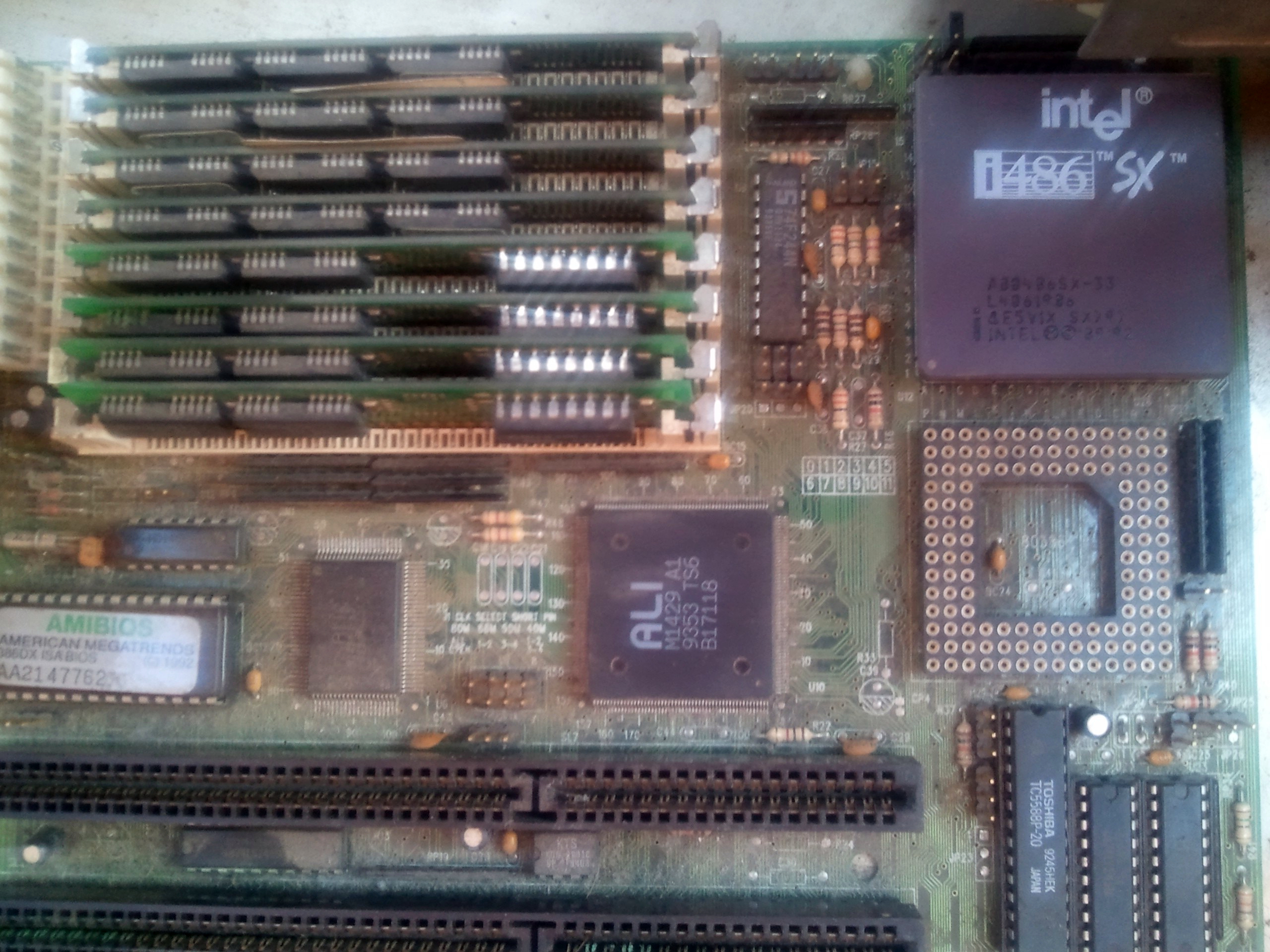 Here it is. In all it&rsquo;s dusty 33Mhz glory! I took this photo some 10 years ago when I&rsquo;d travelled home and found the vintage horizontal-style CPU box in a pile of junk.